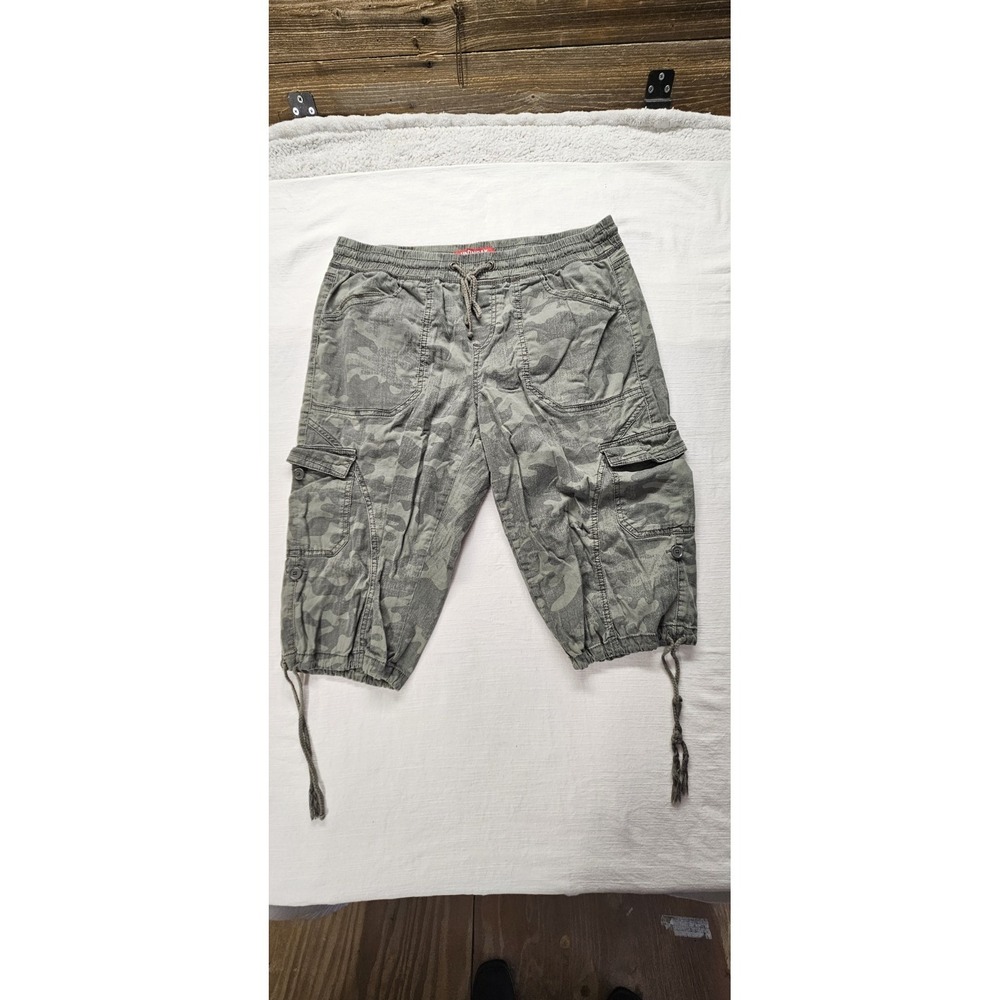 Women's Unionbay Camo Cargo Capri's Size XL